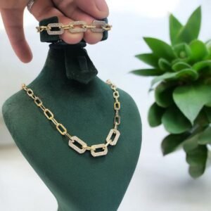 طقم إكسسوارات ذهبي بروابط مرصّعة – أناقة عصرية بلمسة فاخرة