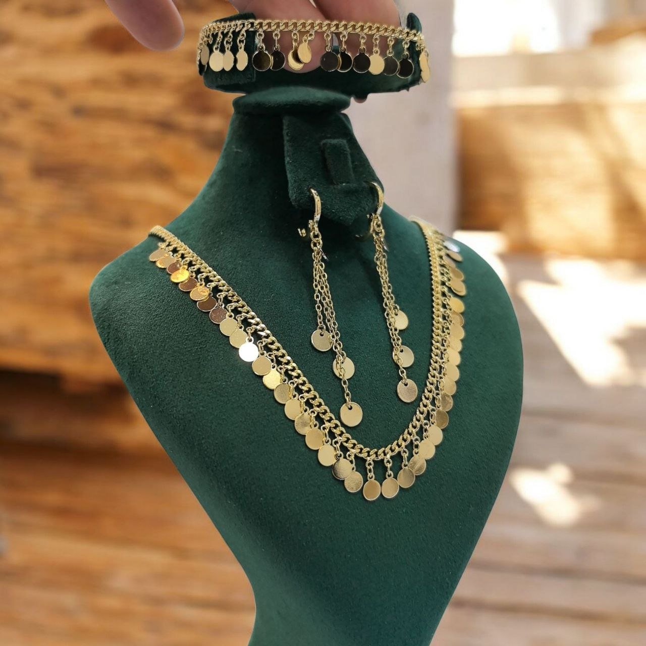 طقم إكسسوارات ذهبي بنقوش دائرية – أناقة لافتة ولمسة فاخرة